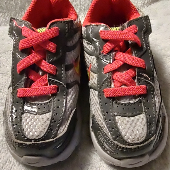 Nike Girl's Toddler Size 5C Sneaker Gray Yellow & Pink - Picture 2 of 6